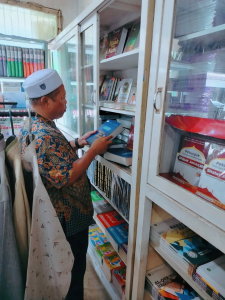 Dr. Adian Husaini (Ketua Umum Dewan Dakwah Pusat) di Toko Buku Pekalongan Gorontalo